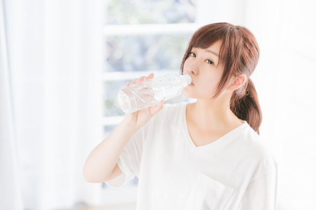 AGA_女性水飲むの画像